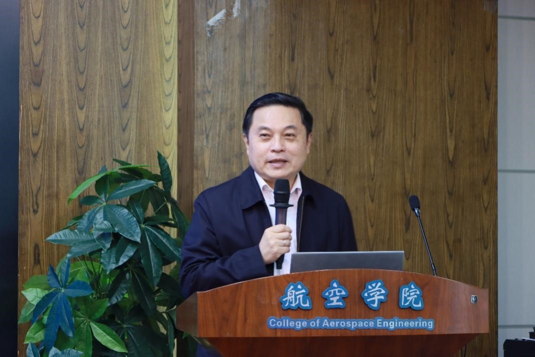 胡海岩.jpg